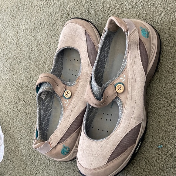 Women’s size 10 Timberland Walking Shoes - Picture 6 of 8